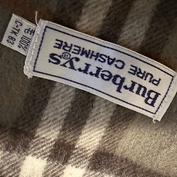 Burberry scarf 💯 cashmere - Picture 3 of 4